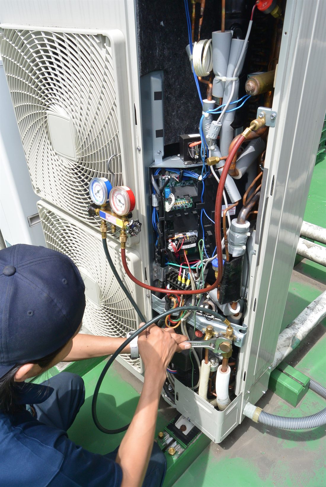 空調設備の点検作業